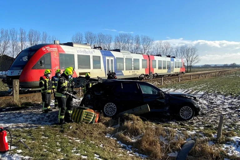 Heide – BMW kollidiert mit Zug