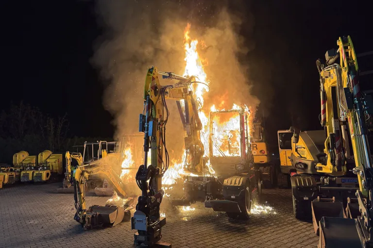 Aesch BL – Zwei Bagger in Brand