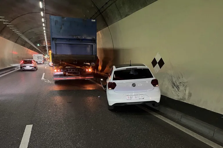 St.Gallen - Unfall zwischen Auto und Lastwagen im Schorentunnel