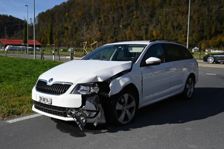 Weesen SG – Mit Auto gegen Baumverankerung geprallt