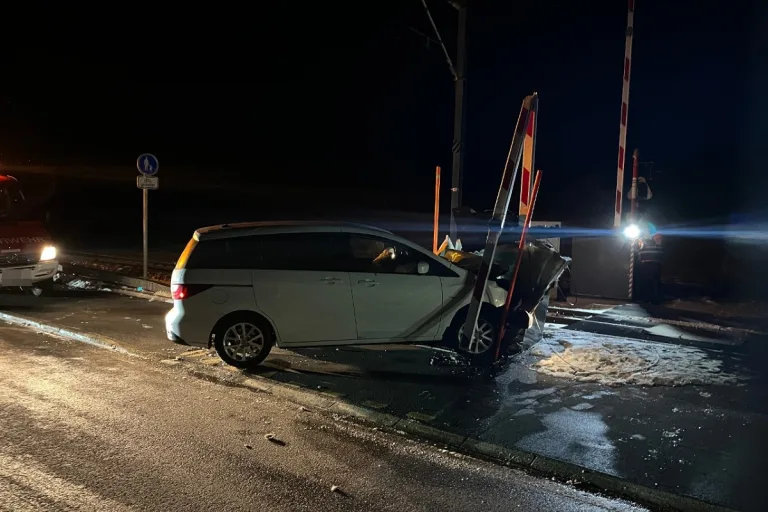 Andermatt UR - Kontrolle über Auto verloren