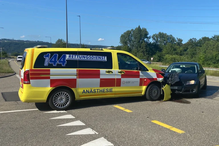 Eiken AG - Zwei Verletzte nach Kollision zwischen Ambulanz und Audi