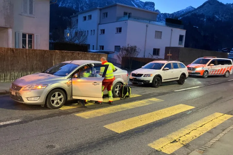 Mitlödi GL - Auffahrkollision auf der Hauptstrasse