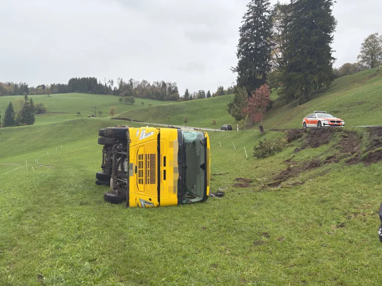 Lütisburg SG – Milchlastwagen stürzt Hang hinunter