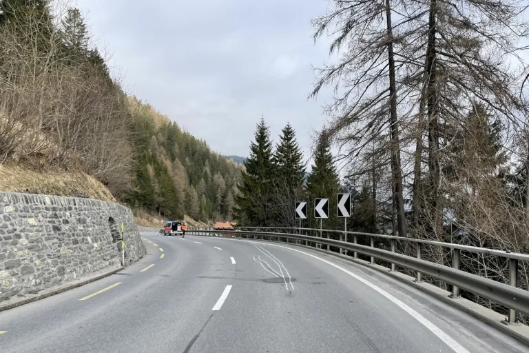 Churwalden GR – Motorradfahrer stürzt nach Unfall Abhang hinunter