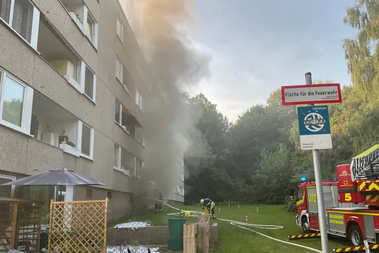 Dortmund NW – 19 Menschen bei Kellerbrand in Mehrfamilienhaus gerettet