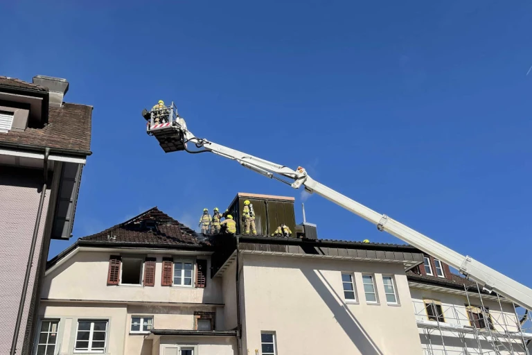 Siebnen SZ - Gebäudedach in Brand geraten – Ursache geklärt