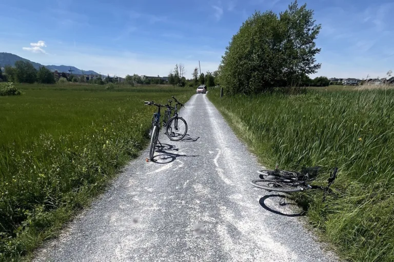 Rapperswil-Jona SG - Drei Radfahrer bei Unfall verletzt