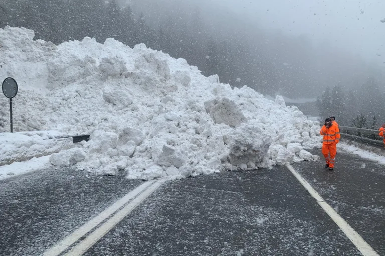 Ried-Brig VS - Gesperrte A9 zum Simplon wird nach Lawinenniedergang untersucht