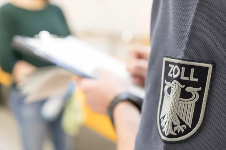 Deutschland – Zoll durchsucht 34 Objekte bei Einsatz gegen Sozialbetrug
