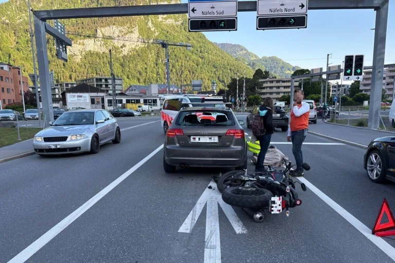 Näfels GL – Unfall an einer Ampel 