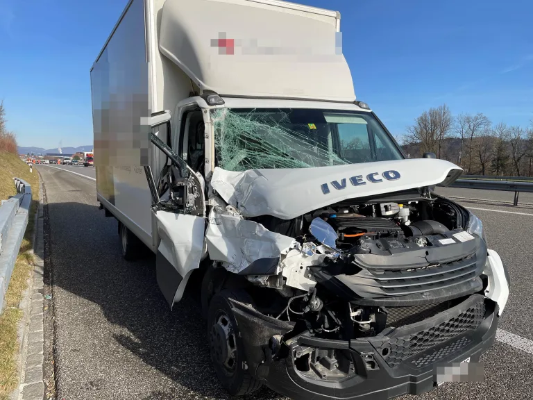 A2 Brittnau AG – Mit Lieferwagen in Lastwagen geprallt