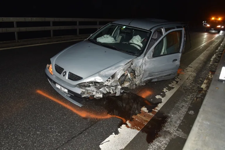 Cazis GR - Autolenker verliert Kontrolle über Renault