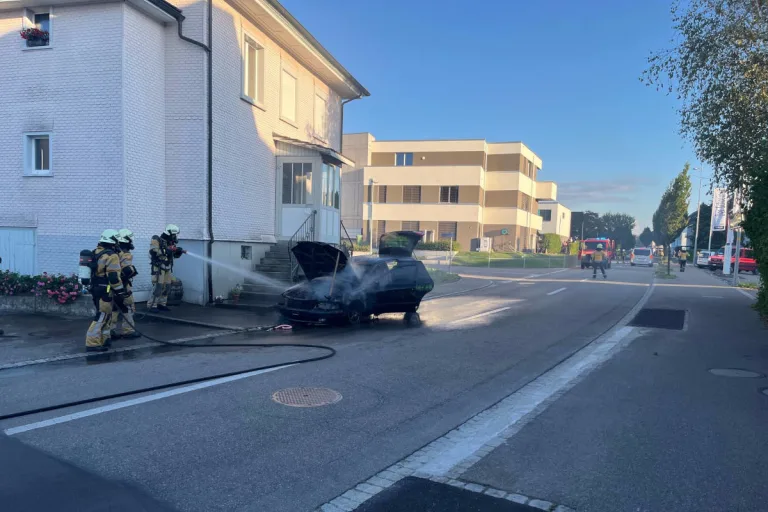 Schwarzenbach SG – Auto während der Fahrt in Brand geraten