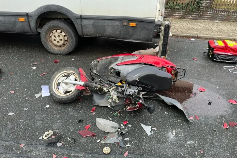 Langelsheim NI - Rollerfahrer erleidet schwere Kopfverletzungen bei Unfall