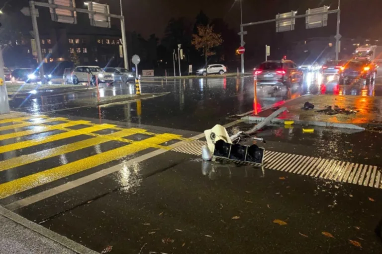 Unfälle im Kanton Zug -  Lichtsignalanlage umgefahren – Auto mit Lichtmasten verkeilt