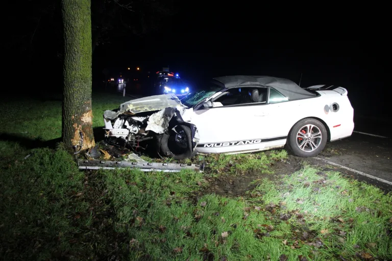 B474 Coesfeld – Auto prallt gegen Baum