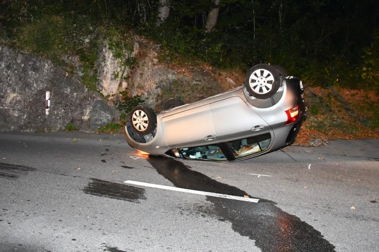 Stansstad NW - Nach Unfall auf dem Dach gelandet