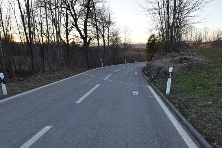 Stallikon ZH - Junger Motorradlenker verletzt sich schwer