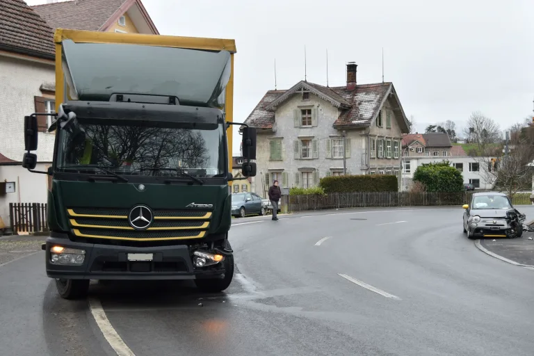 Walzenhausen AR – Kollision zwischen Auto und Lastwagen