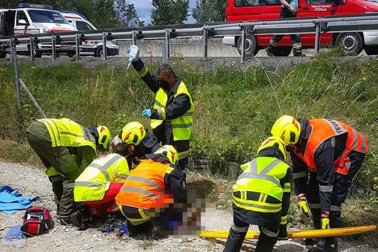 Horror-Unfall in Stockerau - Ein Mensch tot und drei verletzt, darunter eine schwangere Frau