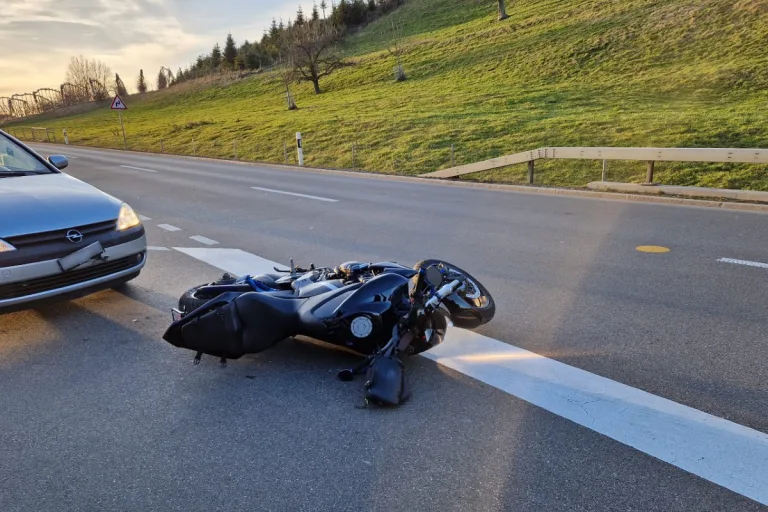 Oberuzwil SG - Auto fährt in stehendes Motorrad