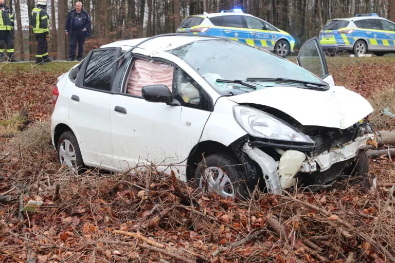 Brakel – Honda gerät ins Schleudern und überschlägt sich