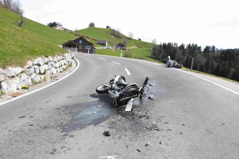 Wattwil SG – Frontalkollision zwischen zwei Motorräder