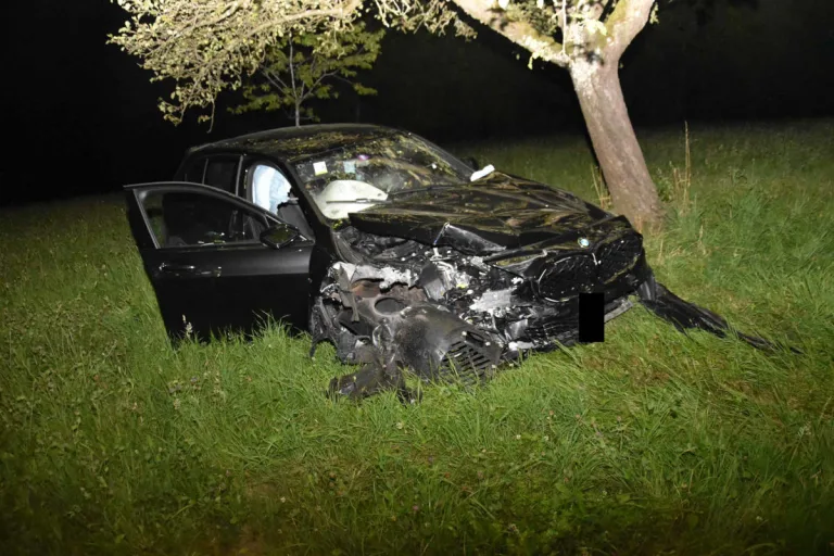 Walterswil SO – Auto kollidiert mit Trafostation