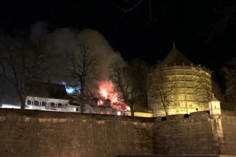 Solothurn – Kampf der Feuerwehr gegen wütenden Grossbrand