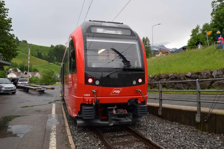  Zürchersmühle AR - Frau beim Manövrieren mit Bahn kollidiert