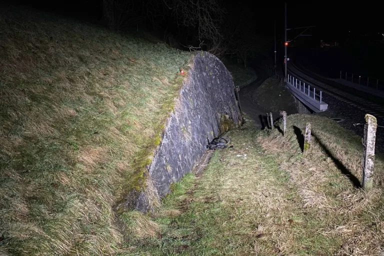 Zug - Junger Mann stürzt bei E-Bike-Unfall in die Tiefe!
