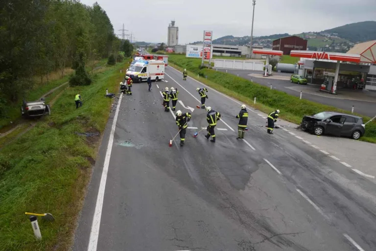 Steyregg - Zwei schwer verletzte Personen nach heftigen Frontalcrash