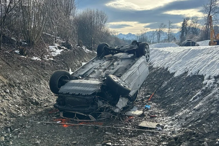 A6 Kiesen BE – Auto-Lenkerin nach Selbstunfall in kritischem Zustand