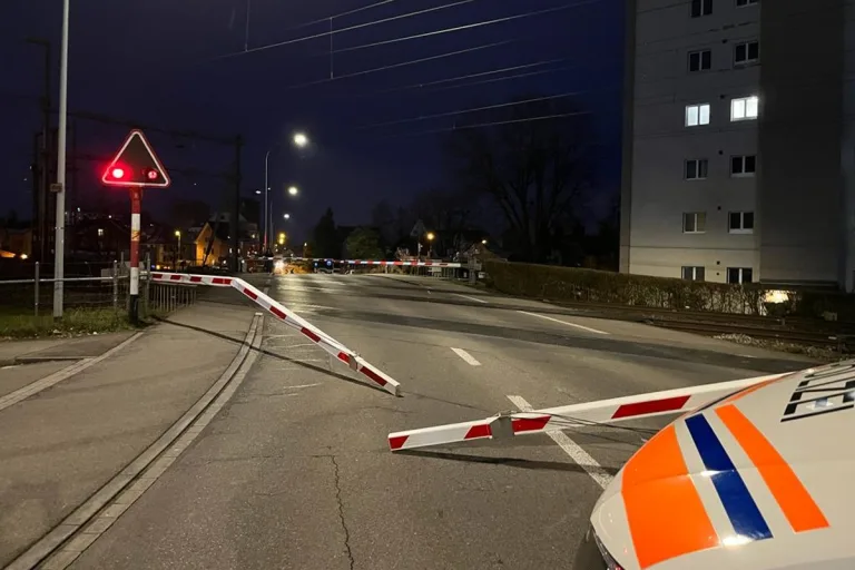 Uster ZH - Lastwagen beschädigt zwei Bahnschranken und fährt davon