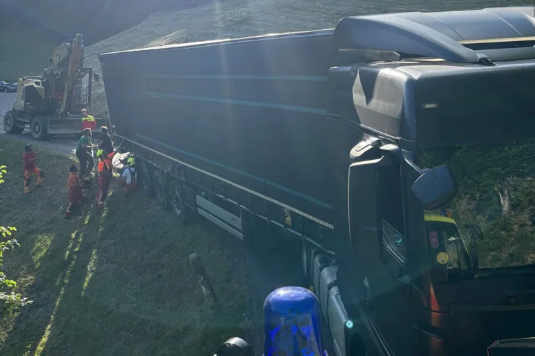 Grüsch GR – Sattelschlepper bleibt auf Bergstrasse stecken