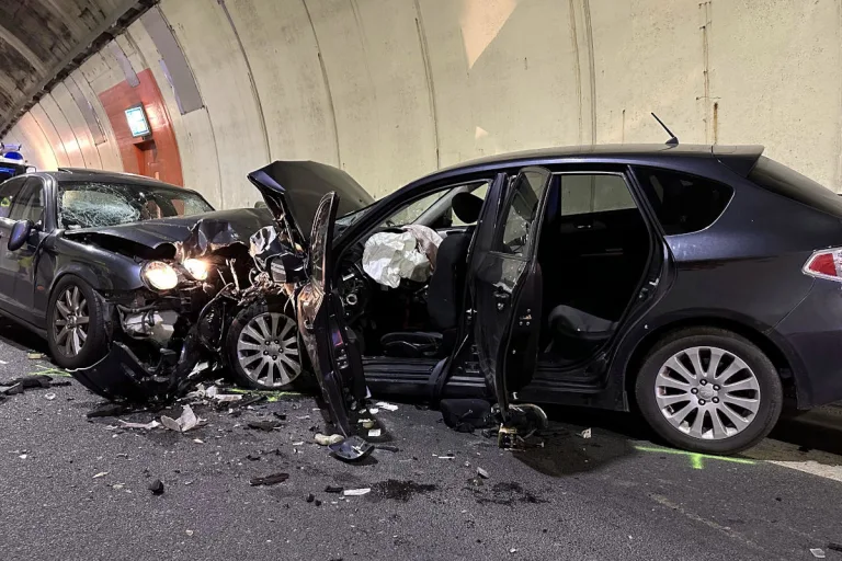 A4 Brunnen SZ – Frontalkollision in Tunnel mit fünf Verletzten