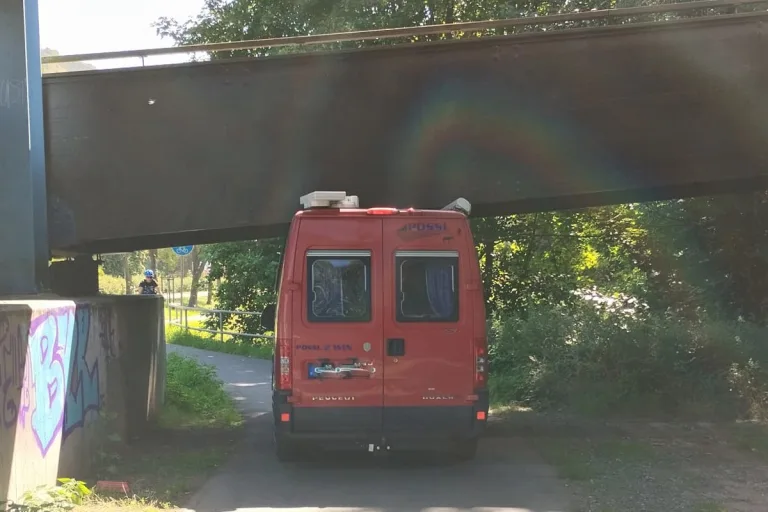 Jena TH – Wohnmobil bleibt unter Fußgängerbrücke stecken