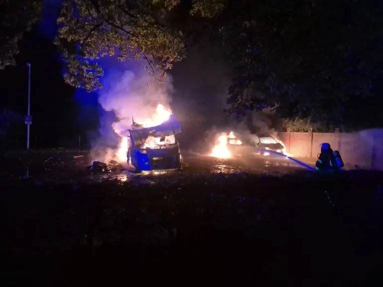 Schiffdorf – Mehrere Fahrzeuge brennen auf Parkplatz an Friedhof