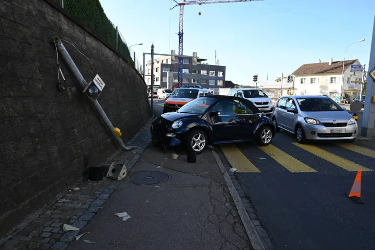 Wittenbach SG – Frontal gegen Lichtsignal gekracht