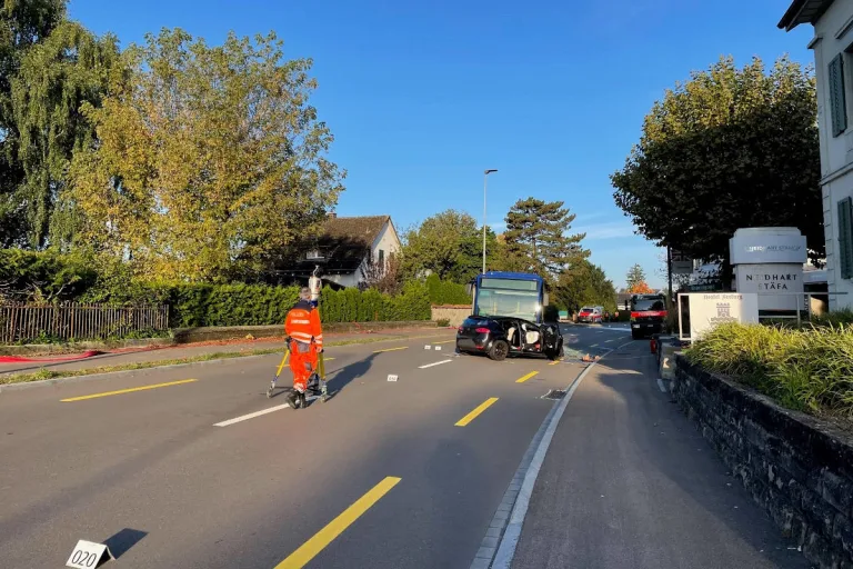 Stäfa ZH – Ein Schwerverletzter bei Frontalkollision mit Linienbus