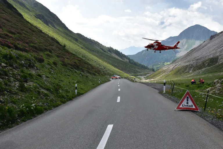 Poschiavo/Bregaglia GR - Nach Überholmanövern verunfallt