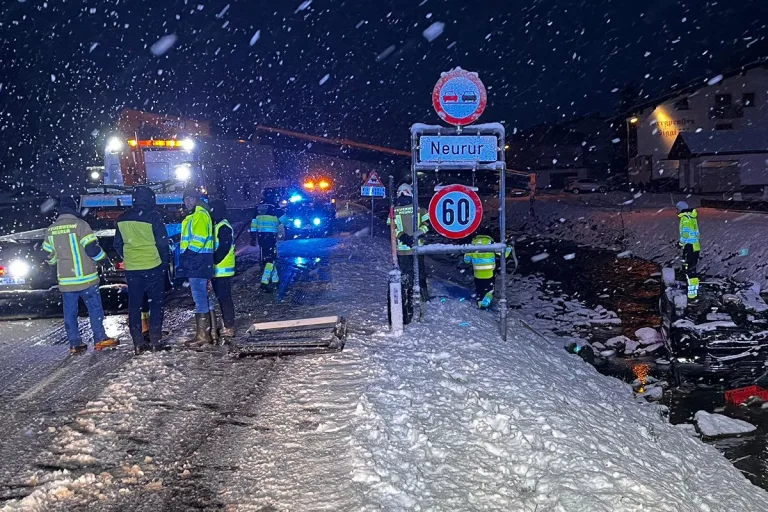 St. Leonhard im Pitztal T – Auto stürzt ab 