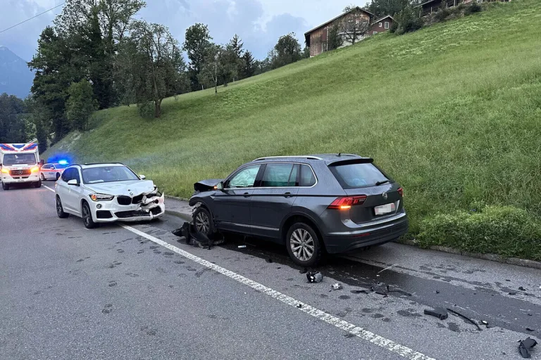 Steinen SZ - Unfall nach Überholmanöver - Rossbergstrasse gesperrt