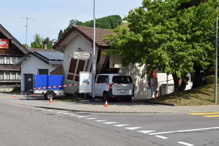 Herisau AR – Enormer Sachschaden nach Verkehrsunfall