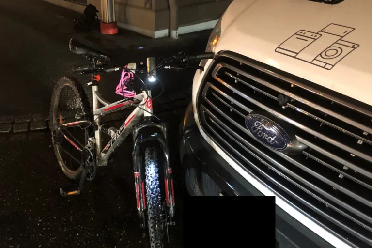 Glarus - Velofahrerin verletzt sich nach Kollision mit Lieferwagen