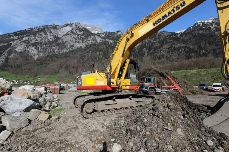 Mitlödi GL - Baggerführer bei Arbeitsunfall verletzt