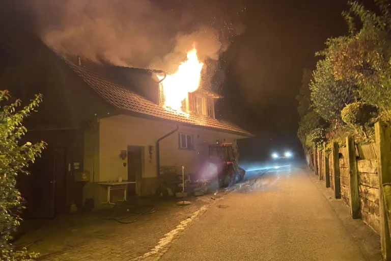 Gontenschwil AG - Haus wird Opfer der Flammen 