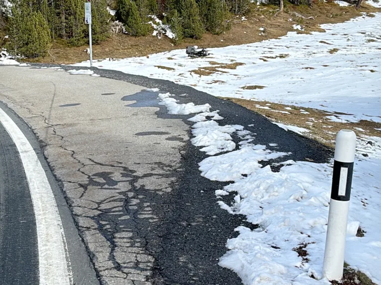Tschierv GR – Töfffahrer stürzt schwer auf Ofenbergstrasse