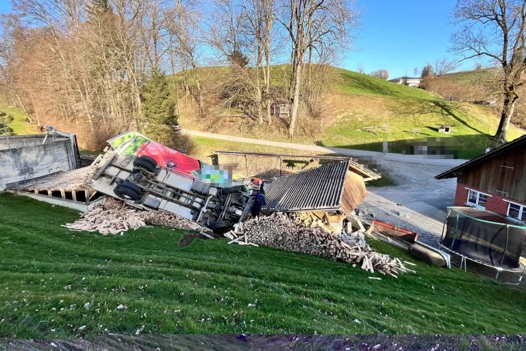 Schwerer Unfall in Maugwil SG – Lastwagen donnert in Scheune